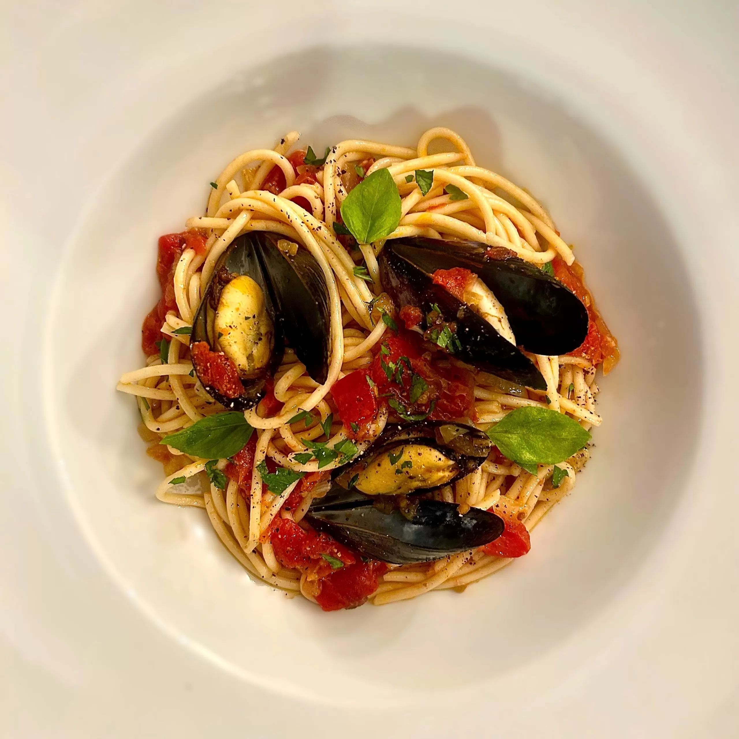 Spaghetti With Mussels and Tomato Sauce